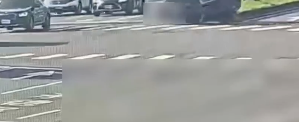  未注意調撥車道取消肇事！　自小客車逆向自撞分隔島