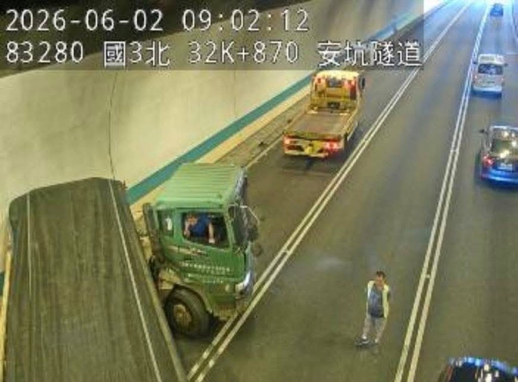  國道3號安坑隧道事故！ 聯結車撞牆壁折甘蔗　車流一度回堵7公里