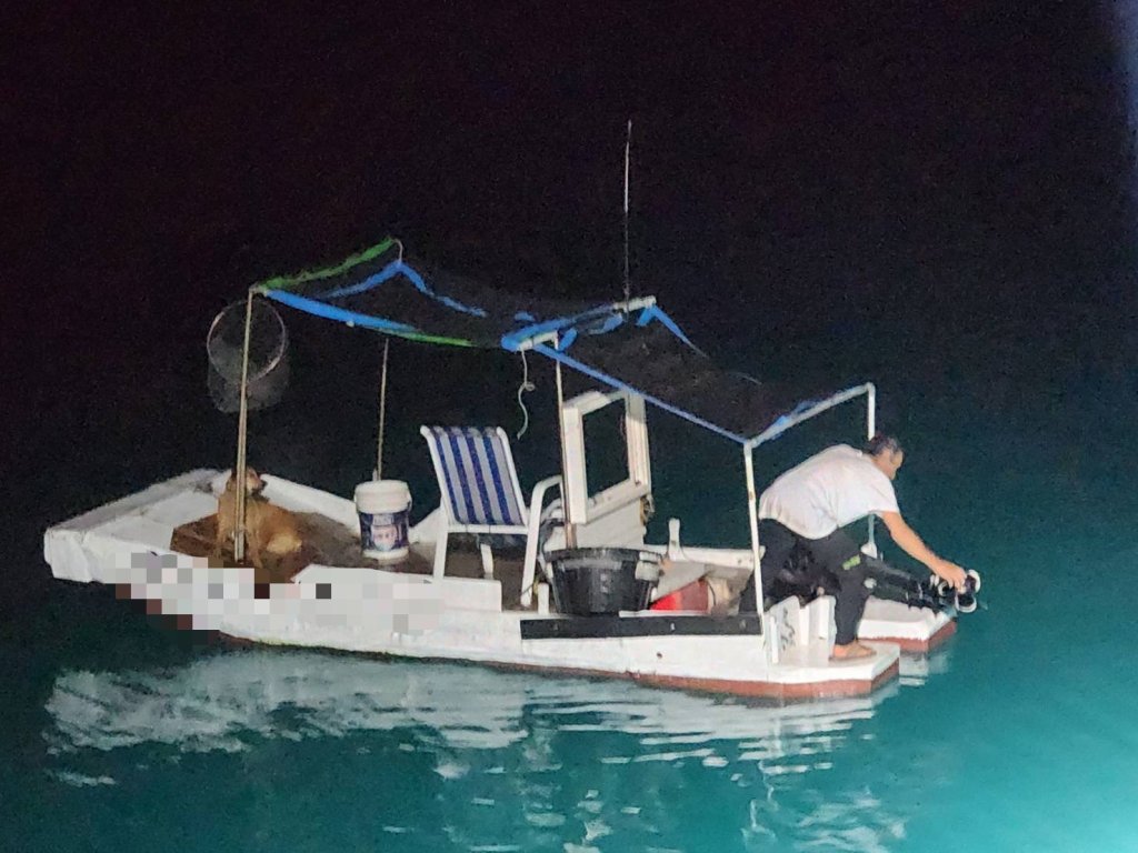 船筏失去動力人犬海上漂流！　澎湖海巡拖帶進港解危