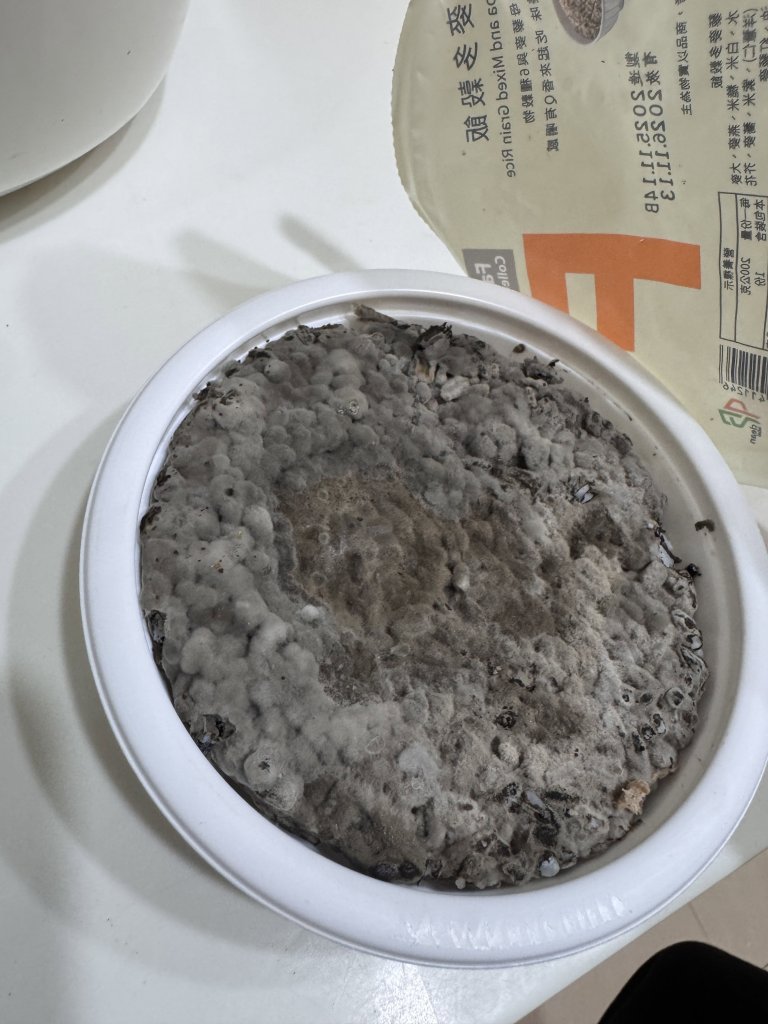 影／超商買「藜麥多榖飯」打開全是黴菌　全家：下架回收暫停生產