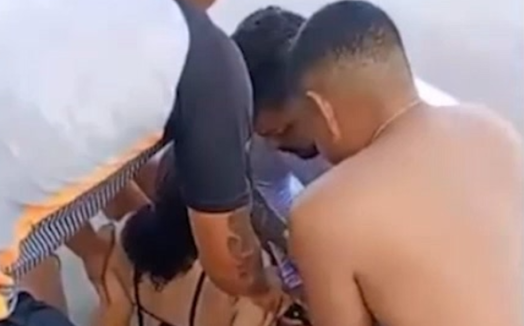 影／海中戲水被鯊魚襲擊！巴西19歲少女慘遭啃咬　救生員拉上岸「右腿消失」影片瘋傳　