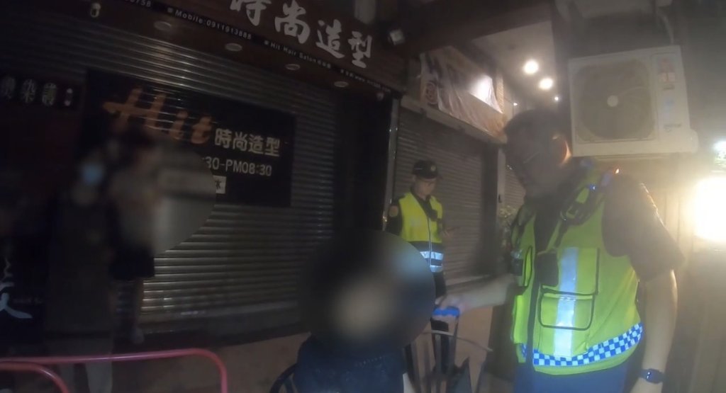 毒駕失控！高雄男逆向連撞路邊車　結局慘翻路中