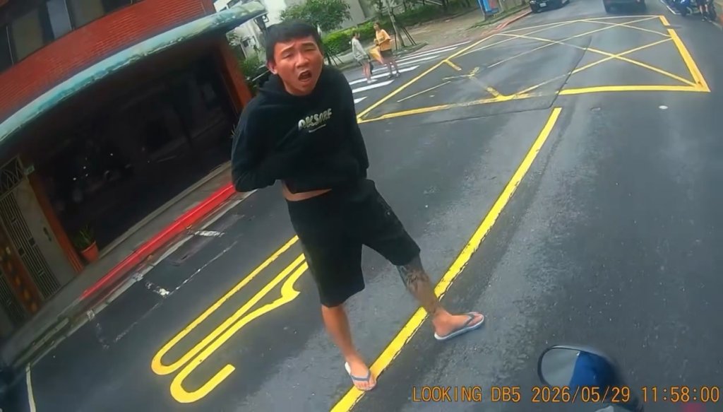 影／行人過馬路被叭嗆「叭三小」　騎士當場停下打110「我被恐嚇」！他當場傻眼：你被恐嚇？
