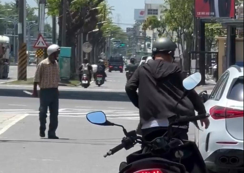 影／高雄83歲老翁持刀砍人！機車騎士衣服全是血　被逮辯稱「認錯人」