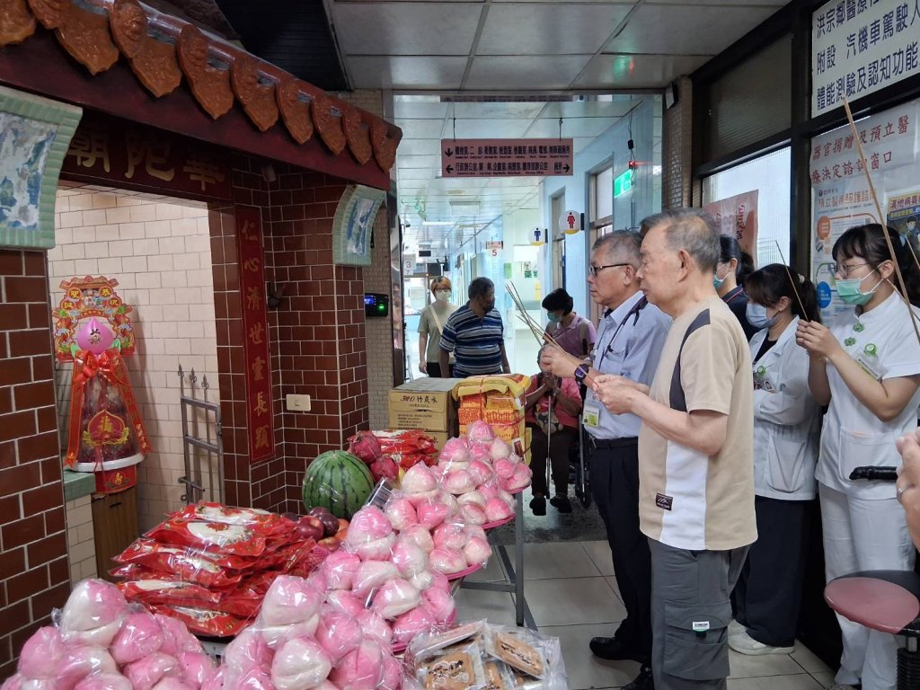 華佗誕辰 奉祀「華佗」的二林鎮洪宗鄰醫院送平安壽桃