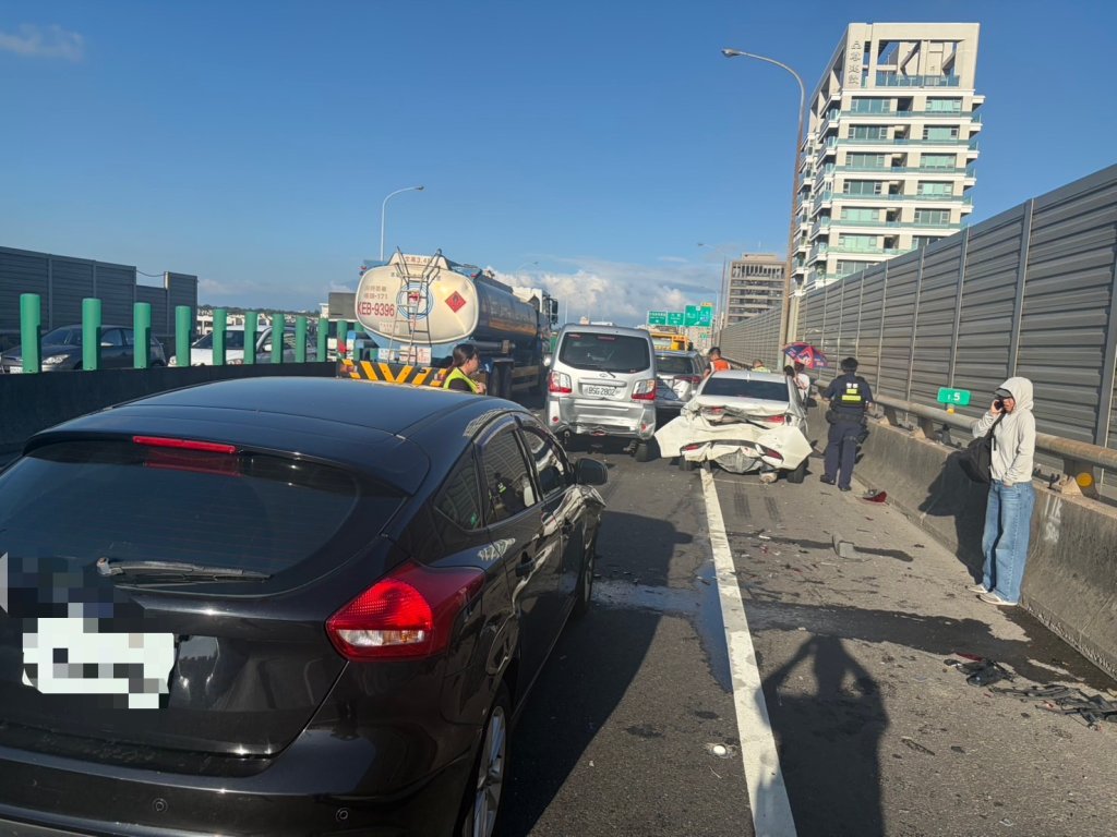 台88四車連撞！女「未保安距」撞上前車釀連環事故