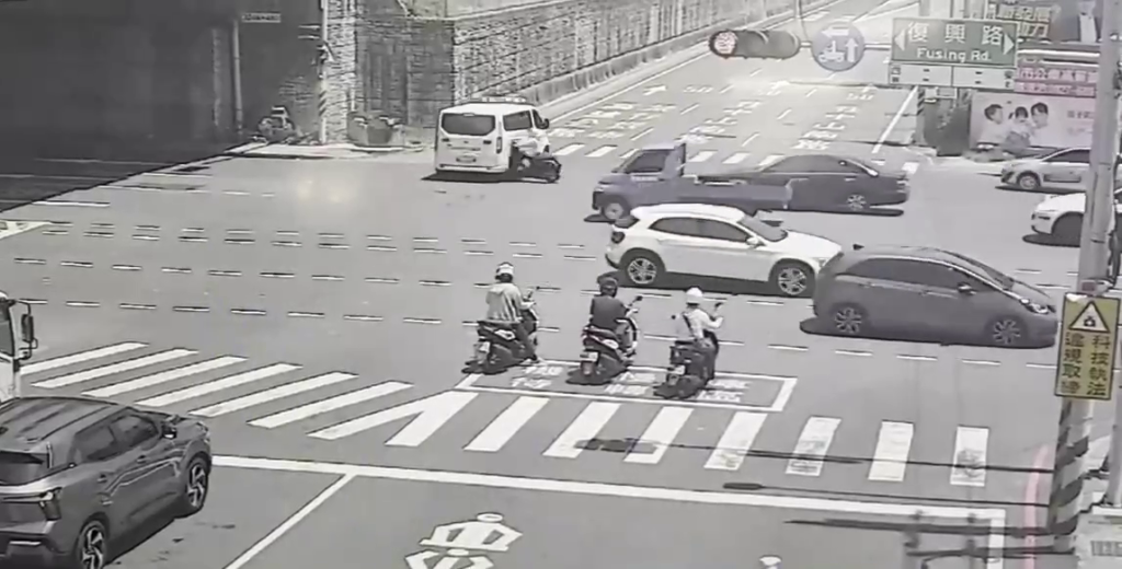 有片／救護車左轉碰撞！22歲女騎士猛撞骨折送醫　後方機車再連環撞