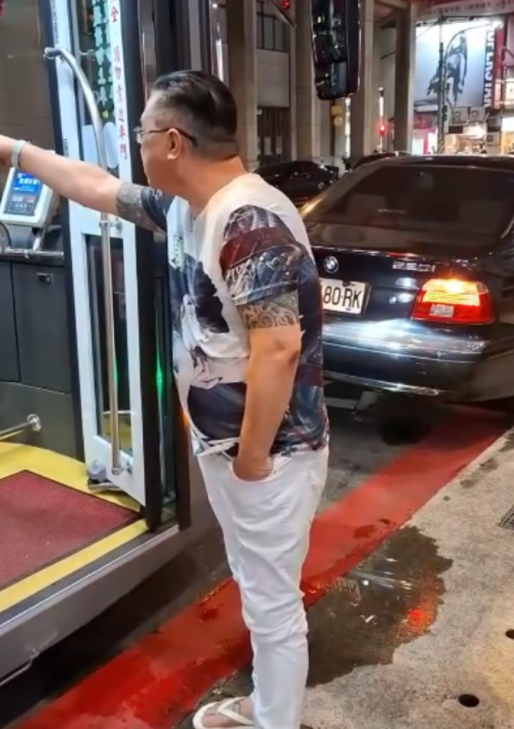 誇張！　桃園刺青男違停公車格嗆公車司機推學生