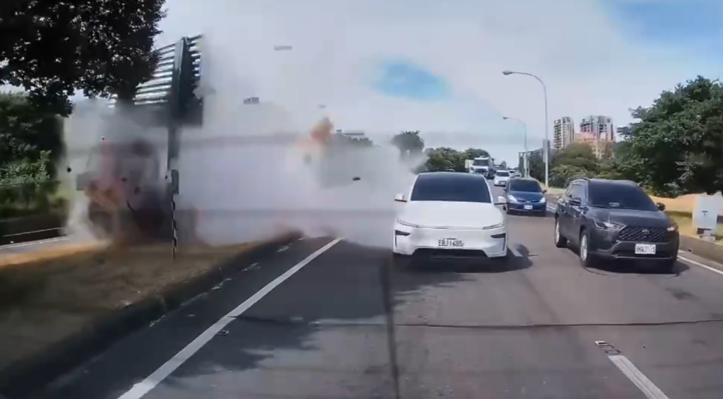 瞬間爆裂畫面曝光！國道1號輔駕自小客車撞分隔島　車內父女受傷