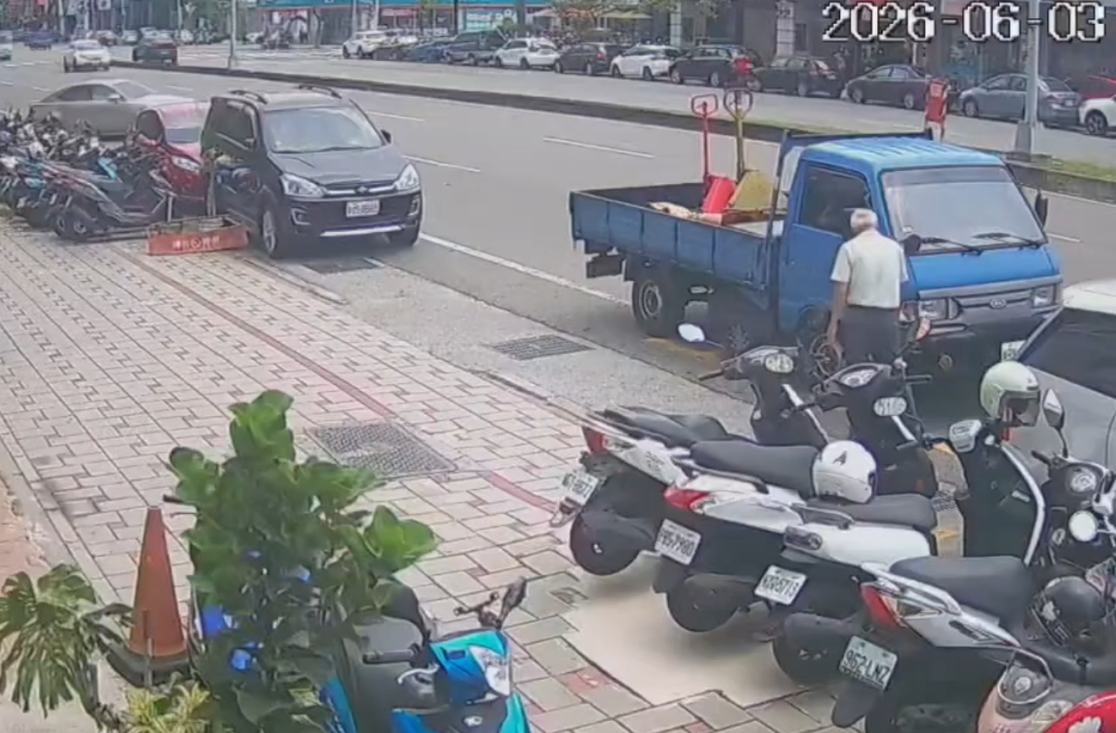 超淡定肇逃！大里貨車撞路邊兩車　 駕車阿伯下車看自己的車若無其事快閃