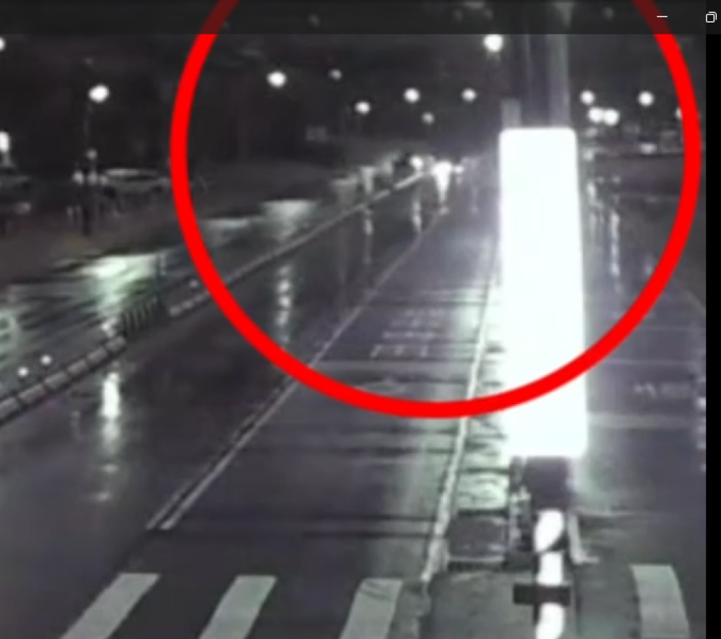 天雨路滑釀禍！新莊特斯拉飛越分隔島撞翻對向小貨車　兩名駕駛受傷