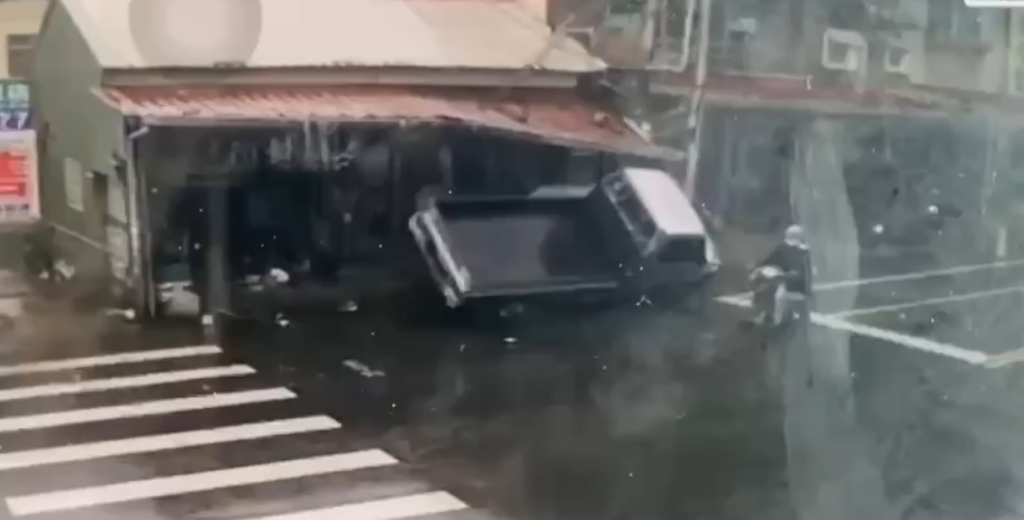 撞擊畫面曝光！嘉義中埔男子酒駕撞5車砸招牌　 吉普車女駕駛家門口剛停好車離開逃過一劫