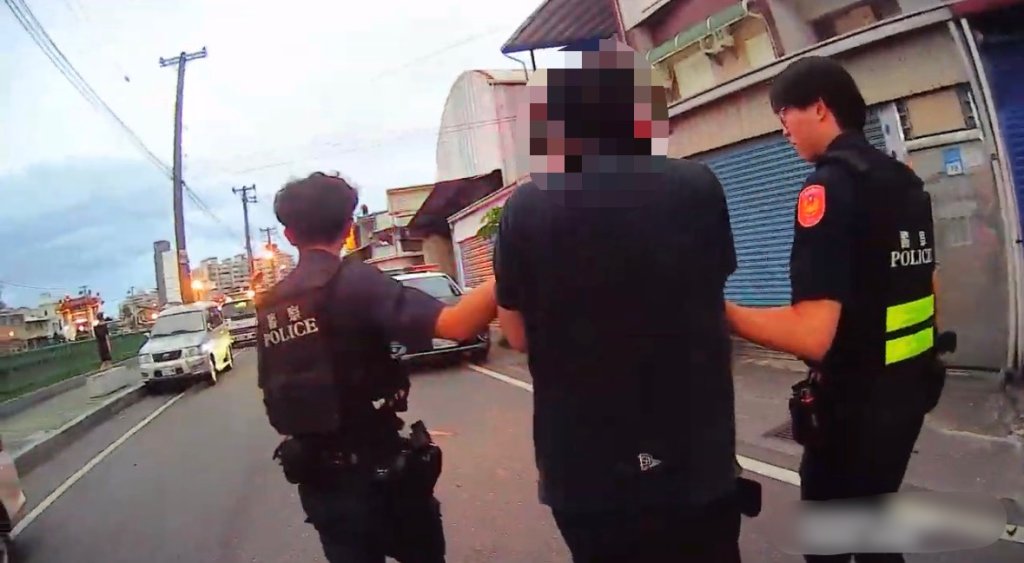 不滿被看一眼男子持美工刀傷人！　吉安警當場逮捕起獲毒品彩虹菸 