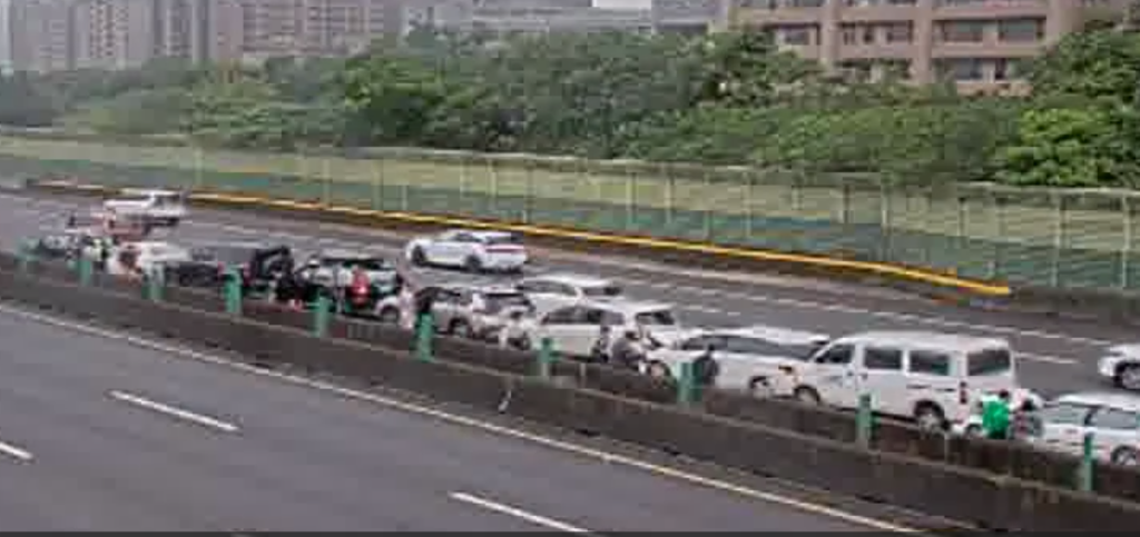 撞成一團！　國道3號三鶯路段9車連成車龍