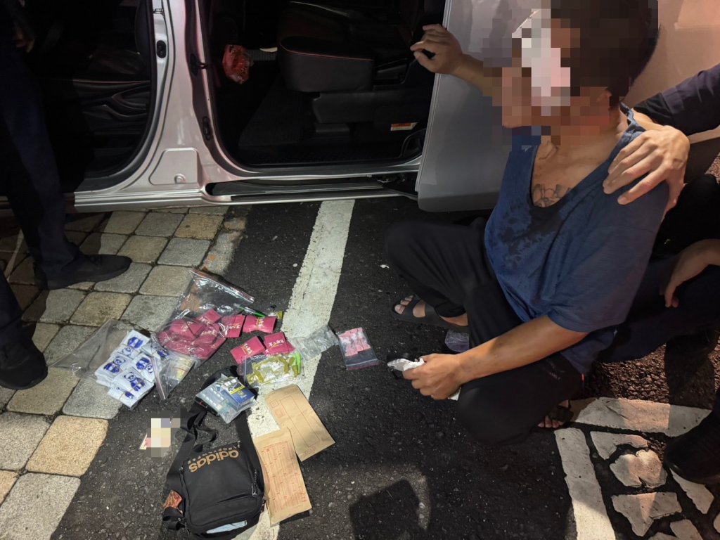 拍違停反遭痛毆！警追車逮人　驚見243件毒品「行動補給站」