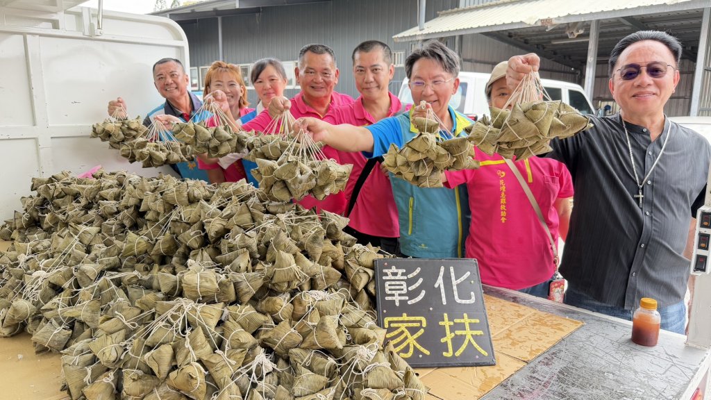 泰豐公司愛心認購2000顆愛心粽  花壇急難救助會包粽後送達家扶