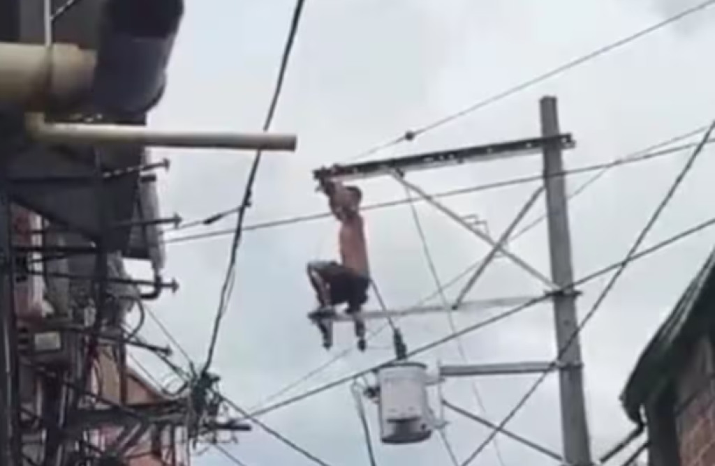影/驚悚影片瘋傳!哥國男逃避警方追捕濕身爬上電線桿 誤觸高壓電全身著火10公尺高墜落身亡 影/驚悚影片瘋傳!哥國男逃避警方追捕濕身爬上電線桿 誤觸高壓電全身著火10公尺高墜落身亡