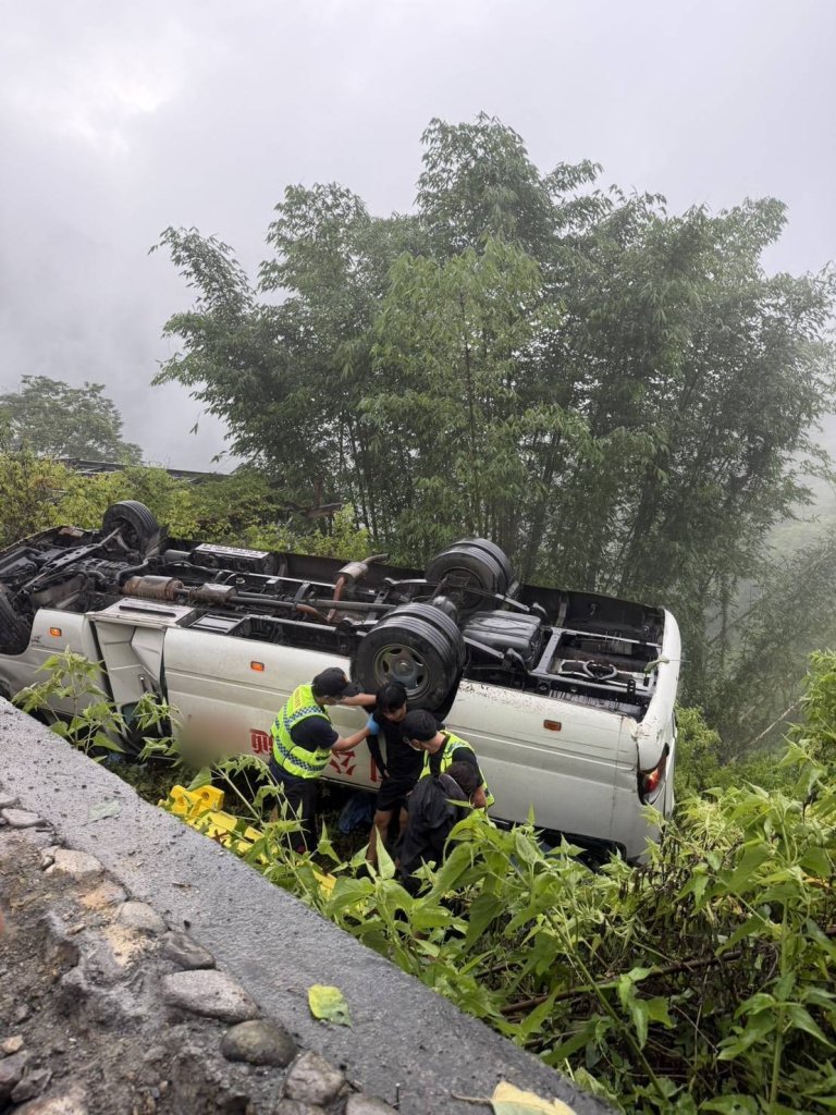 誇張！南投埔霧公路菲國旅遊團中巴翻覆16傷　司機竟無營業大客車駕照