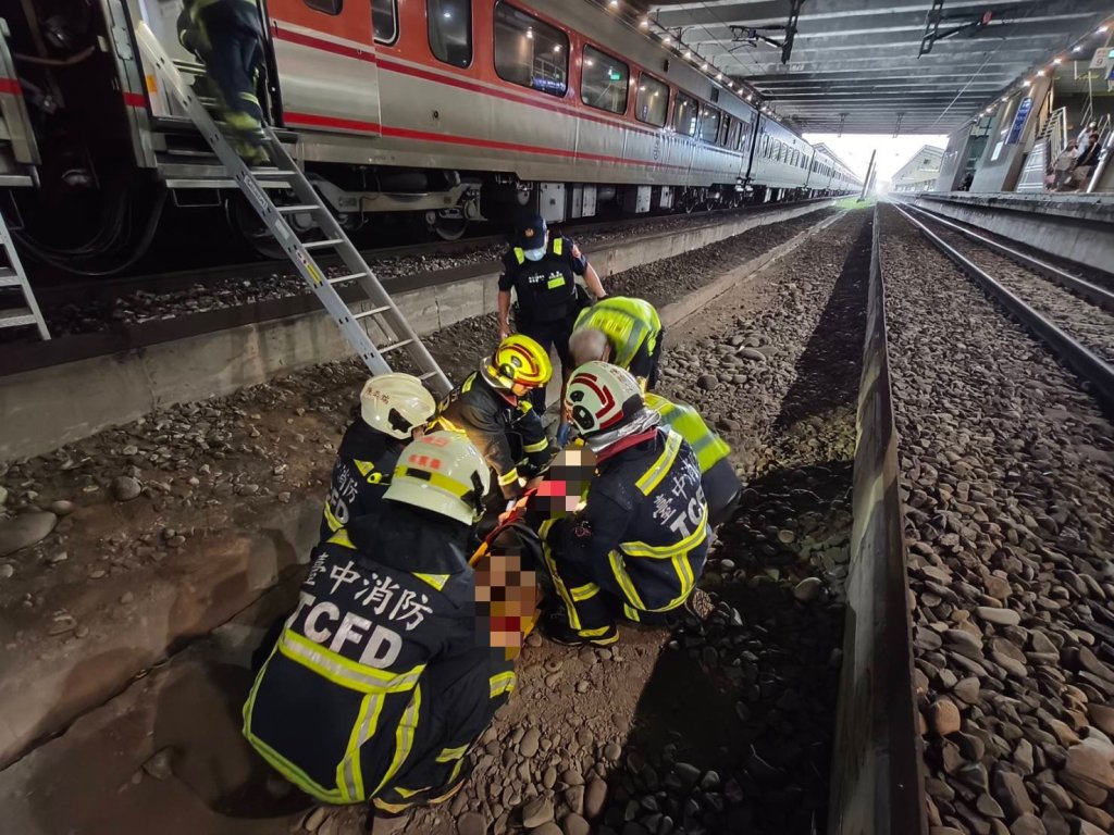  台鐵事故！ 　新烏日站民眾入侵軌道遭自強號撞擊