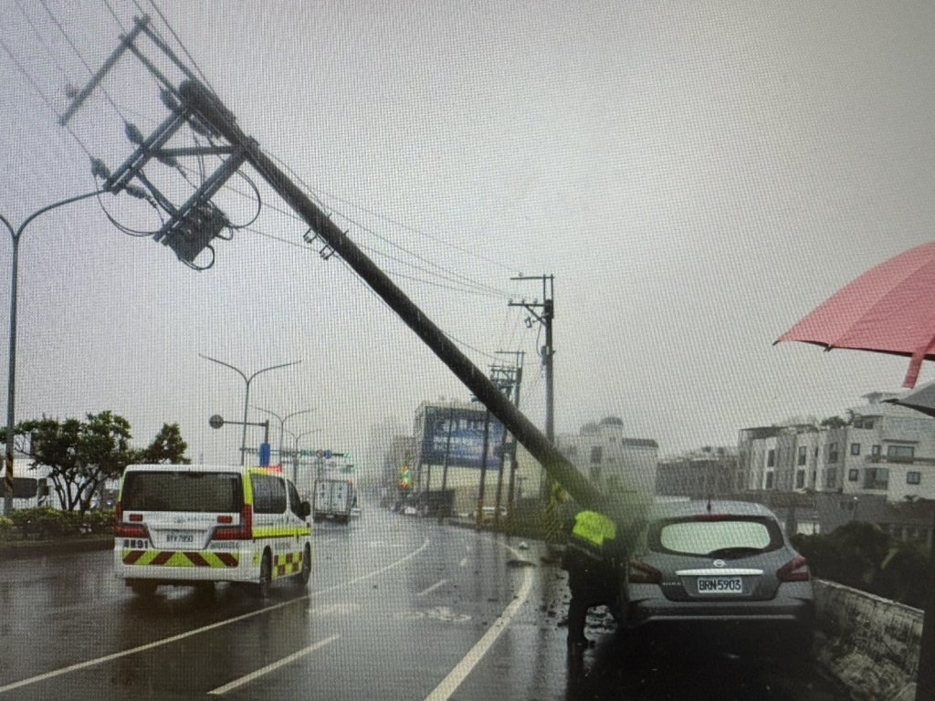 恍神釀禍！台南自小客猛撞電桿　駕駛頭部受傷送醫