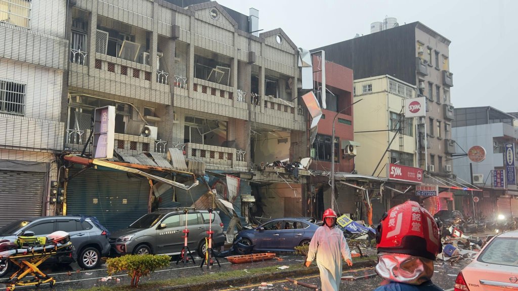 快訊/新竹高翠路傳巨大爆炸聲 民宅嚴重毀損 警消全力搶救中 快訊/新竹高翠路傳巨大爆炸聲 民宅嚴重毀損 警消全力搶救中