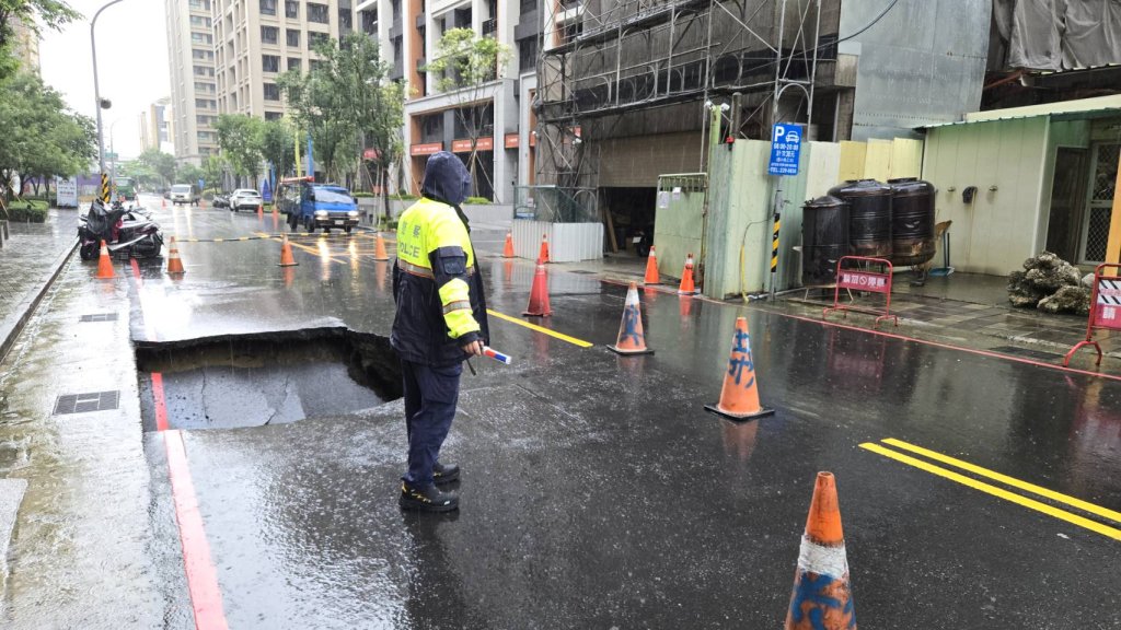 高雄鳳山福誠二街驚現路面塌陷　警方封鎖警戒、水利局初判地下管線異常