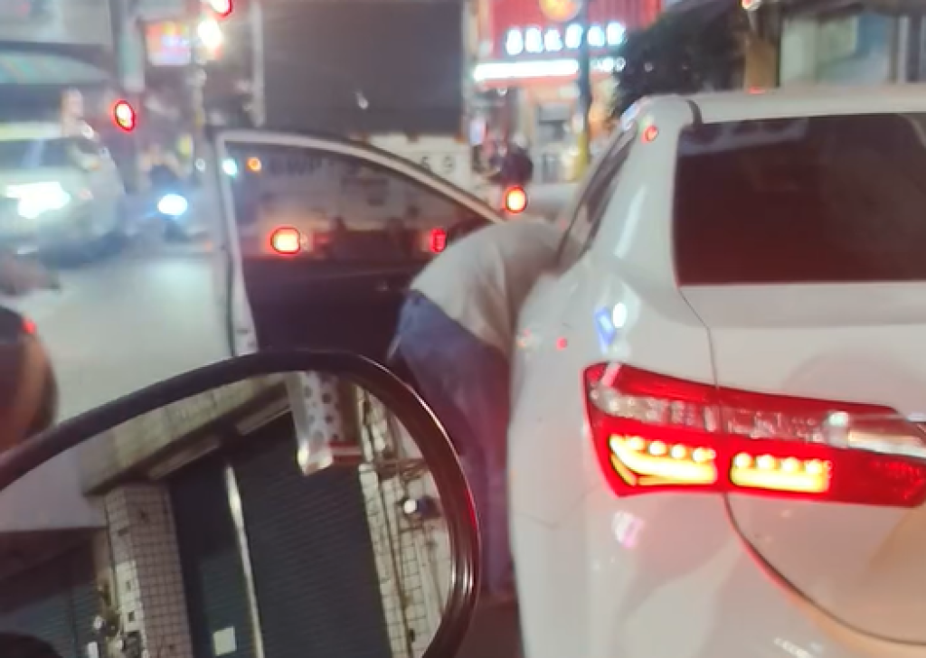 影／街頭驚魂！毒駕停路中下車狂抖　不理騎士攔問踩油門加速落跑