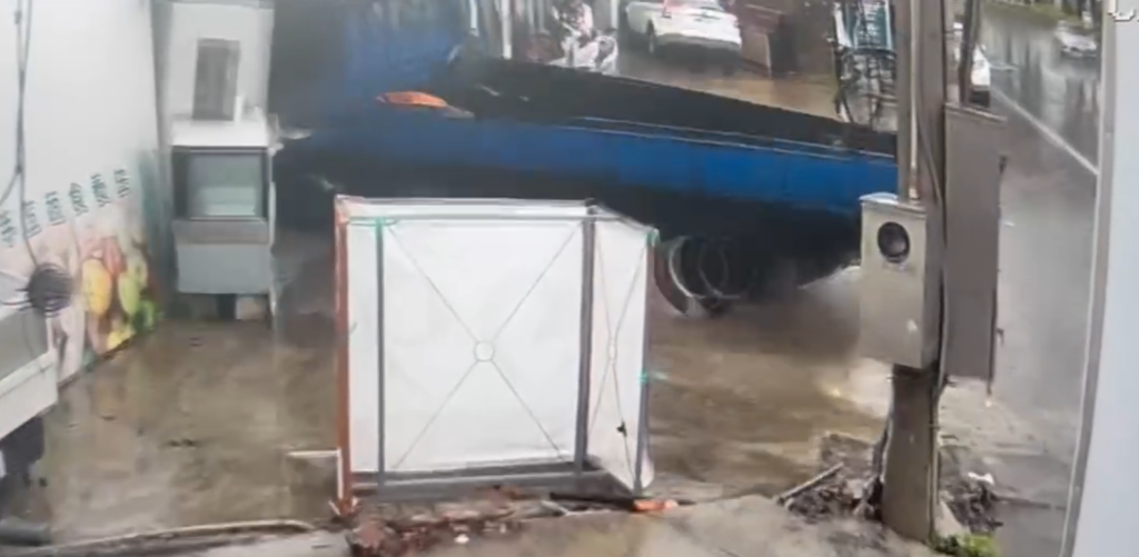 疑天雨路滑釀禍！　彰化小貨車失控撞進試營運店家