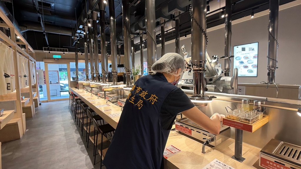 高雄燒肉店爆烤盤清潔疑慮！民眾控3次更換仍有泡沫　衛生局揪5缺失限改