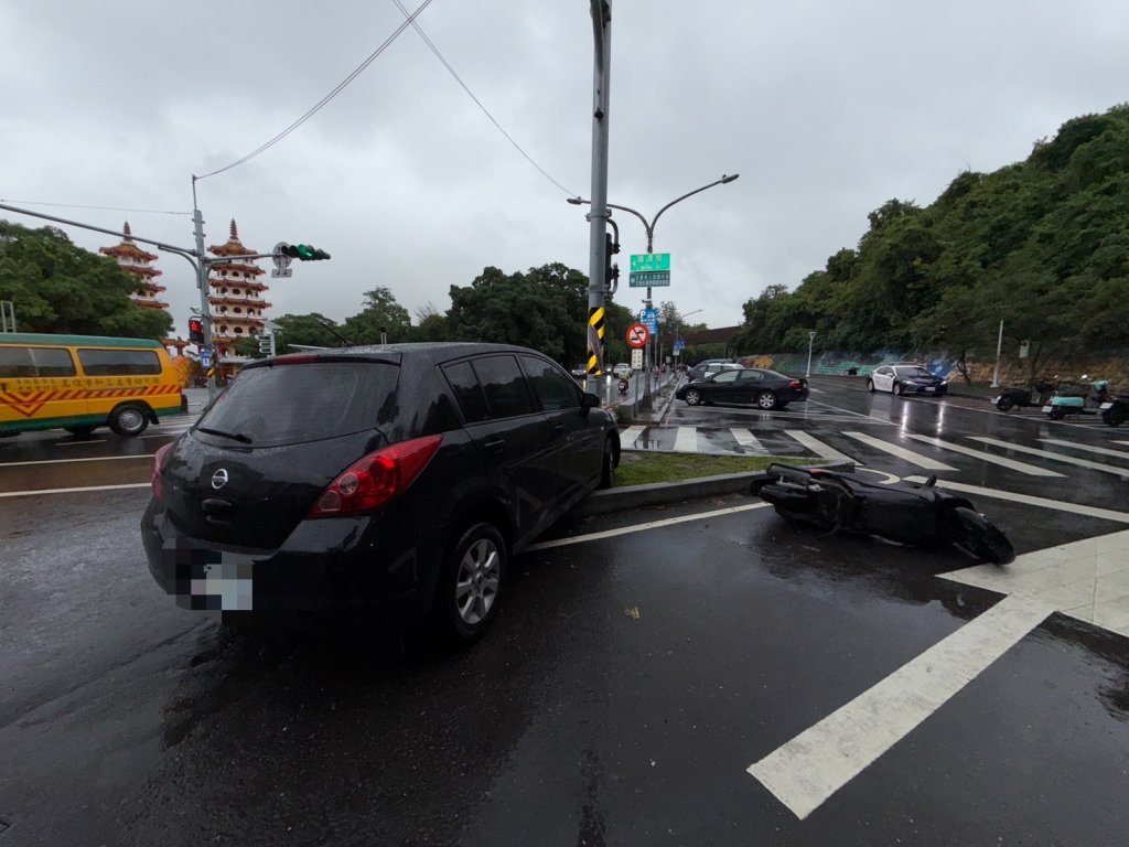 快訊／高雄嚴重事故！自小客右轉擊落機車「騎士當場OHCA」