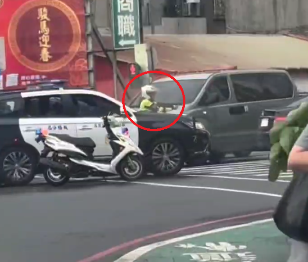 板橋傳槍響！賓士車拒檢逃逸　警開8槍攔車逮人起出毒品
