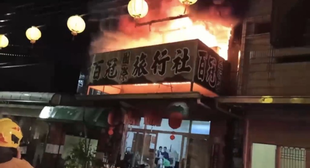 嘉義朝陽街旅行社竄火！2樓全面燃燒「驚人畫面曝」