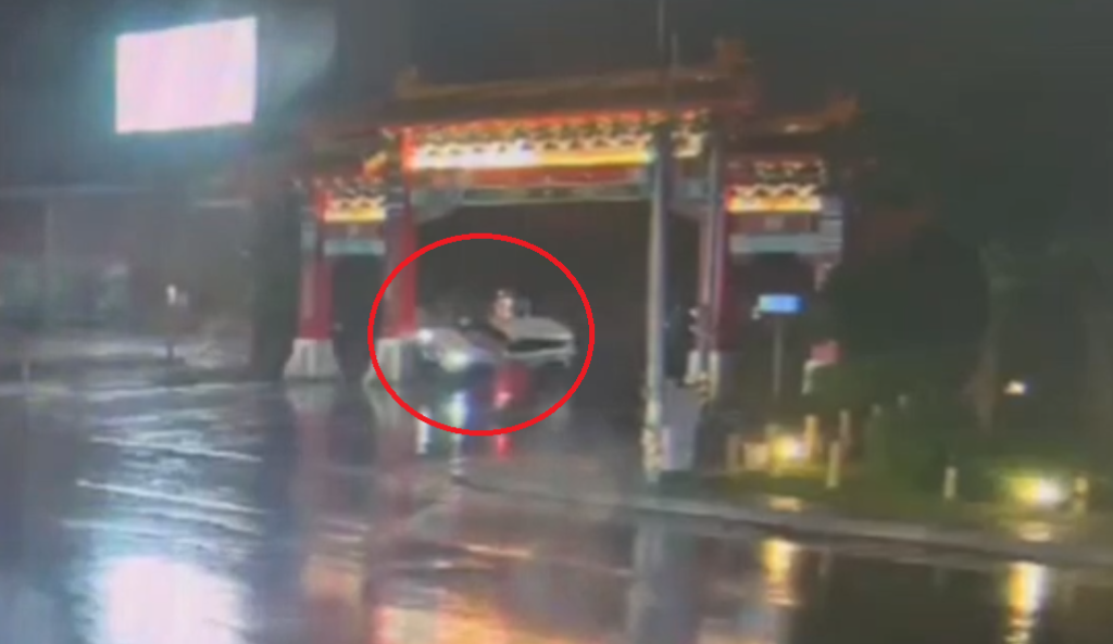 撞擊畫面曝光！　休旅車猛撞彰化八卦山牌樓翻覆