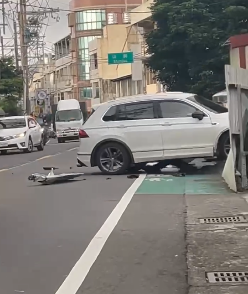  蘆竹女子駕休旅車猛撞鐵皮圍籬！ 　原來是和男友吵架