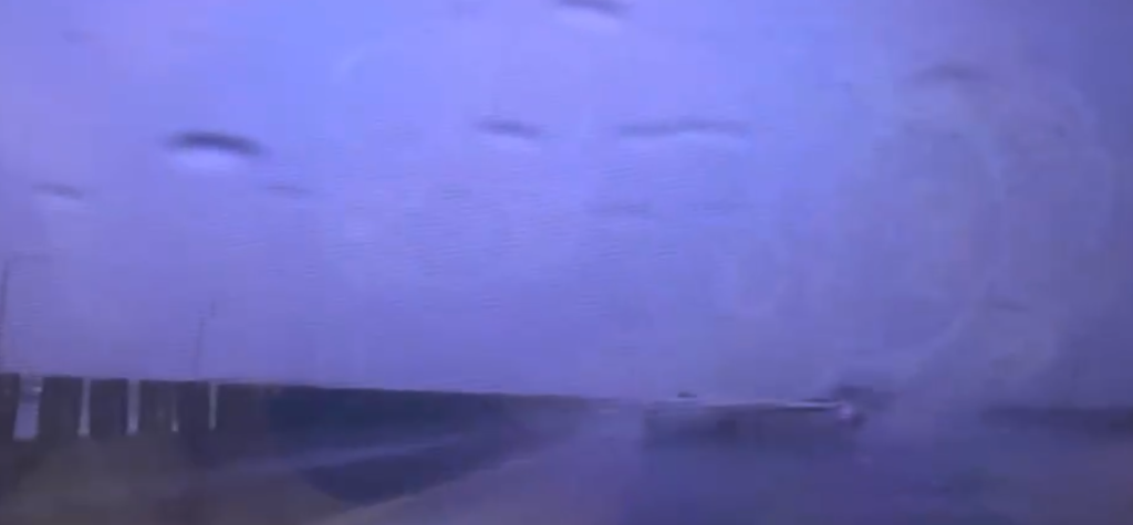 驚險畫面曝光！國道3號BMW打滑撞護欄翻滾逆向急停　駕駛受傷送醫