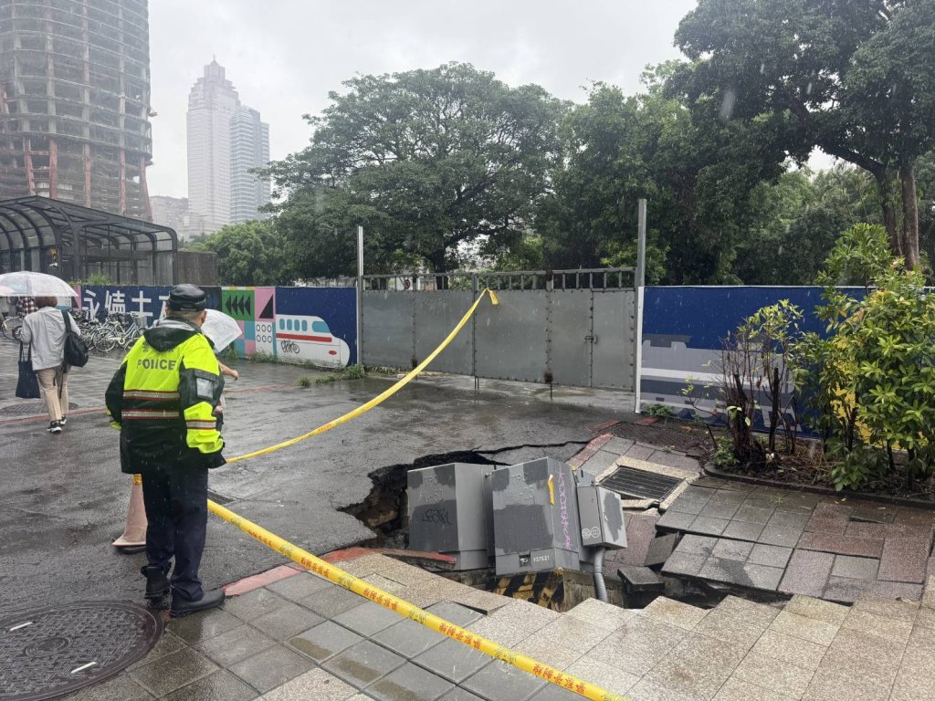  連日大雨釀禍？北市大同鄭州路人行道突下陷　變電箱倒塌掉進坑洞
