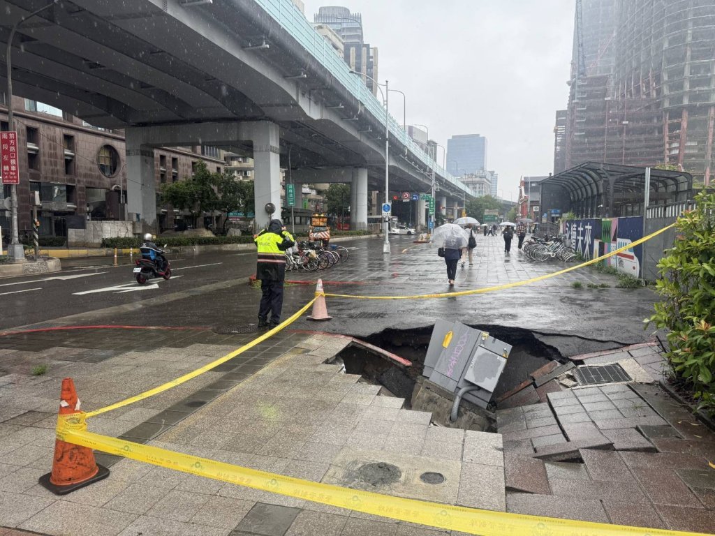影／台北北門站旁驚現天坑！變電箱整個下陷　現場急封鎖畫面曝