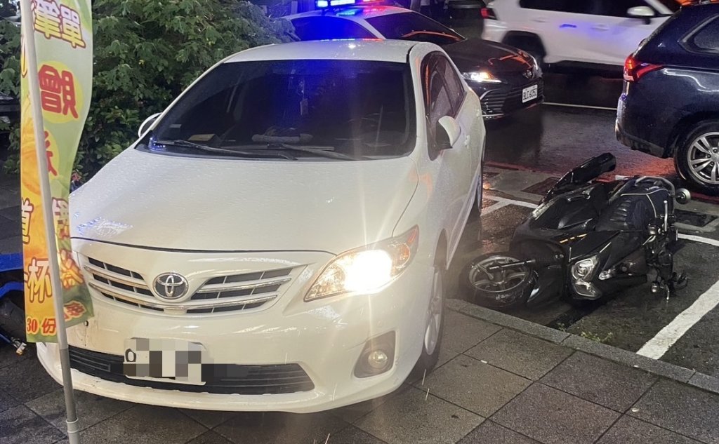 雨夜行車糾紛失控！駕駛下車忘拉手煞車　轎車自滑撞2重機