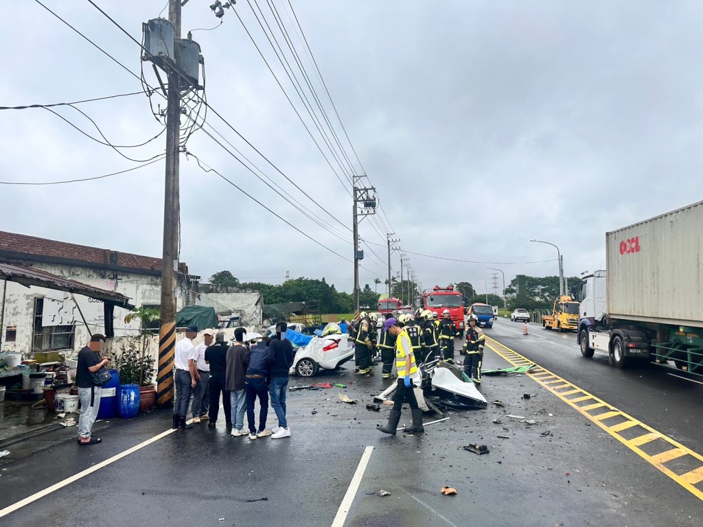  慘！剛參加完父告別式遇死劫　駕車撞曳引車釀4死2傷