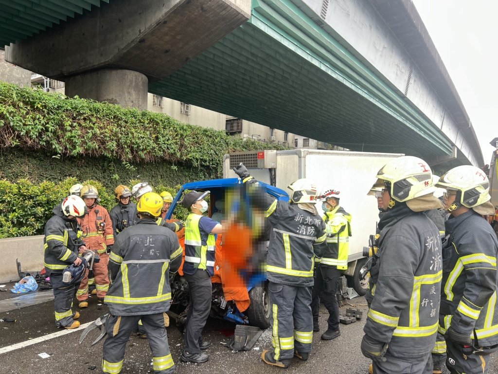 國道1號三重路段4車事故！　1名駕駛氣血胸雙腿骨折