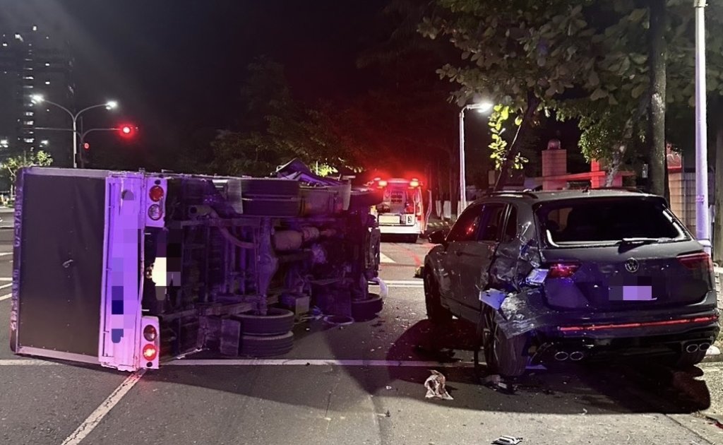 自撞翻車露餡?駕駛稱分心拿物品釀禍 拒驗毒遭依公共危險送辦 自撞翻車露餡?駕駛稱分心拿物品釀禍 拒驗毒遭依公共危險送辦