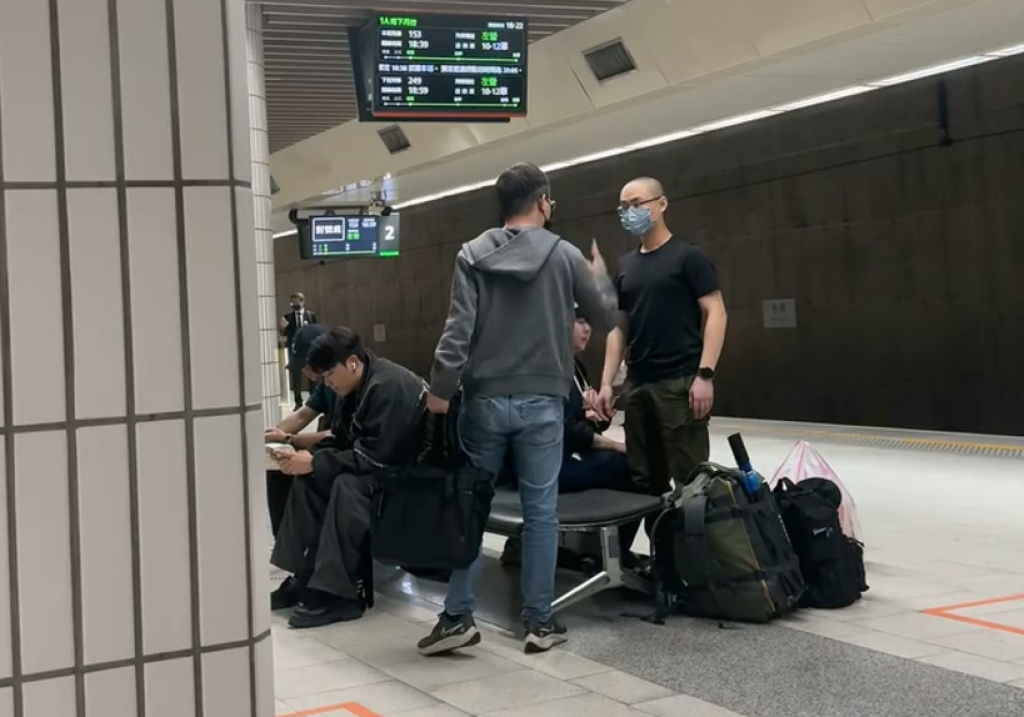 影/高鐵月台「背對背座椅」爆糾紛!男不滿空間被包包佔 被嗆:這裡一個位置而已,你大陸人喔 影/高鐵月台「背對背座椅」爆糾紛!男不滿空間被包包佔 被嗆:這裡一個位置而已,你大陸人喔