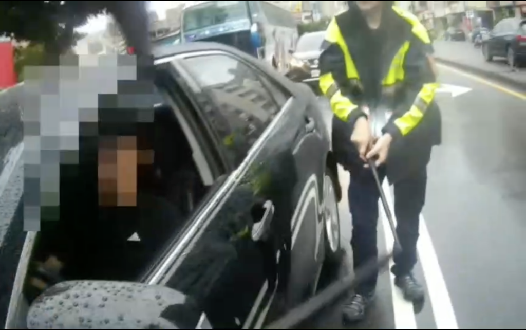 路口停車昏睡引警破窗救人　臺中男涉毒駕遭送辦並聲押