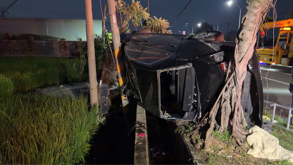 台中嚴重車禍！自小客失控撞路樹　3人命危1人搶救不治
