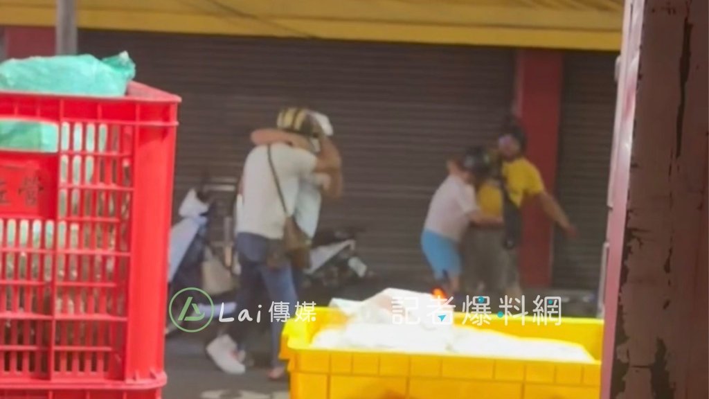獨／高雄晚間5人街頭全武行！疑行車糾紛「打成兩團」安全帽狂K