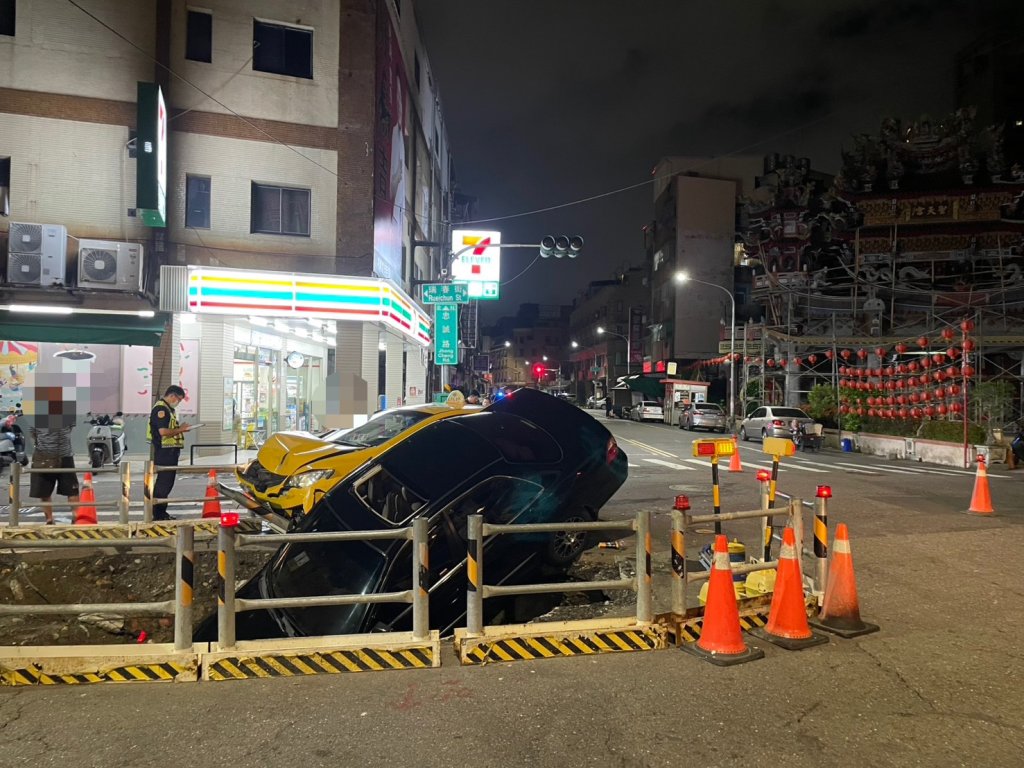 自小客對決小黃！19歲男「人帶車」衝進下水道工地　人車均傷