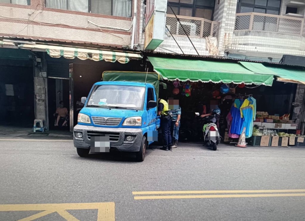 急著去10元商店刷載具？屏東小貨車倒車「一路衝」撞店