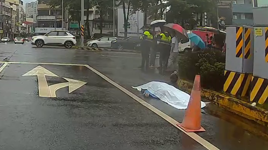 快訊／台南西門圓環死亡車禍！騎士與轎車猛撞當場死亡