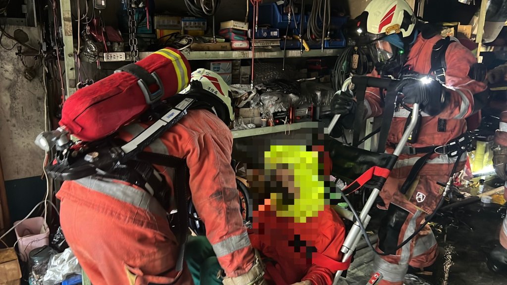 新竹4樓建築火警兩名老婦受困！　消防隊員救出送醫