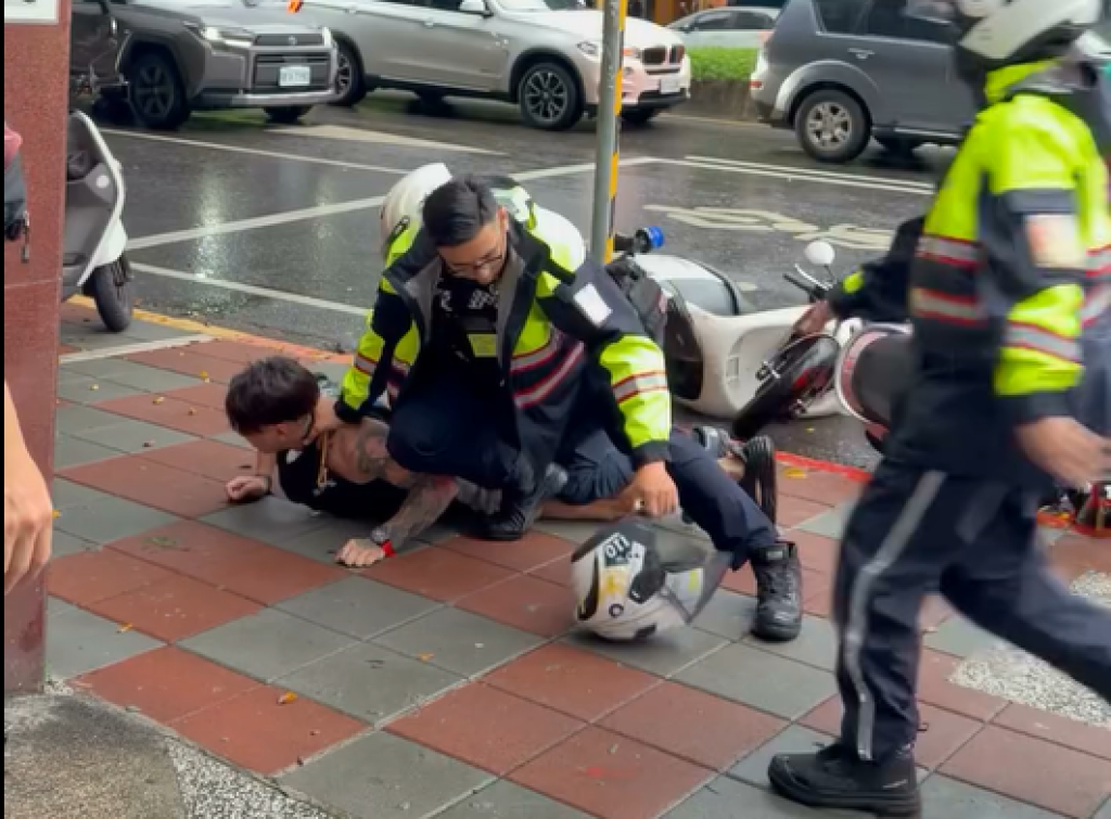 影／警匪街頭扭打！通緝犯謊報身分遭識破　熱心民眾秒加入協力壓制